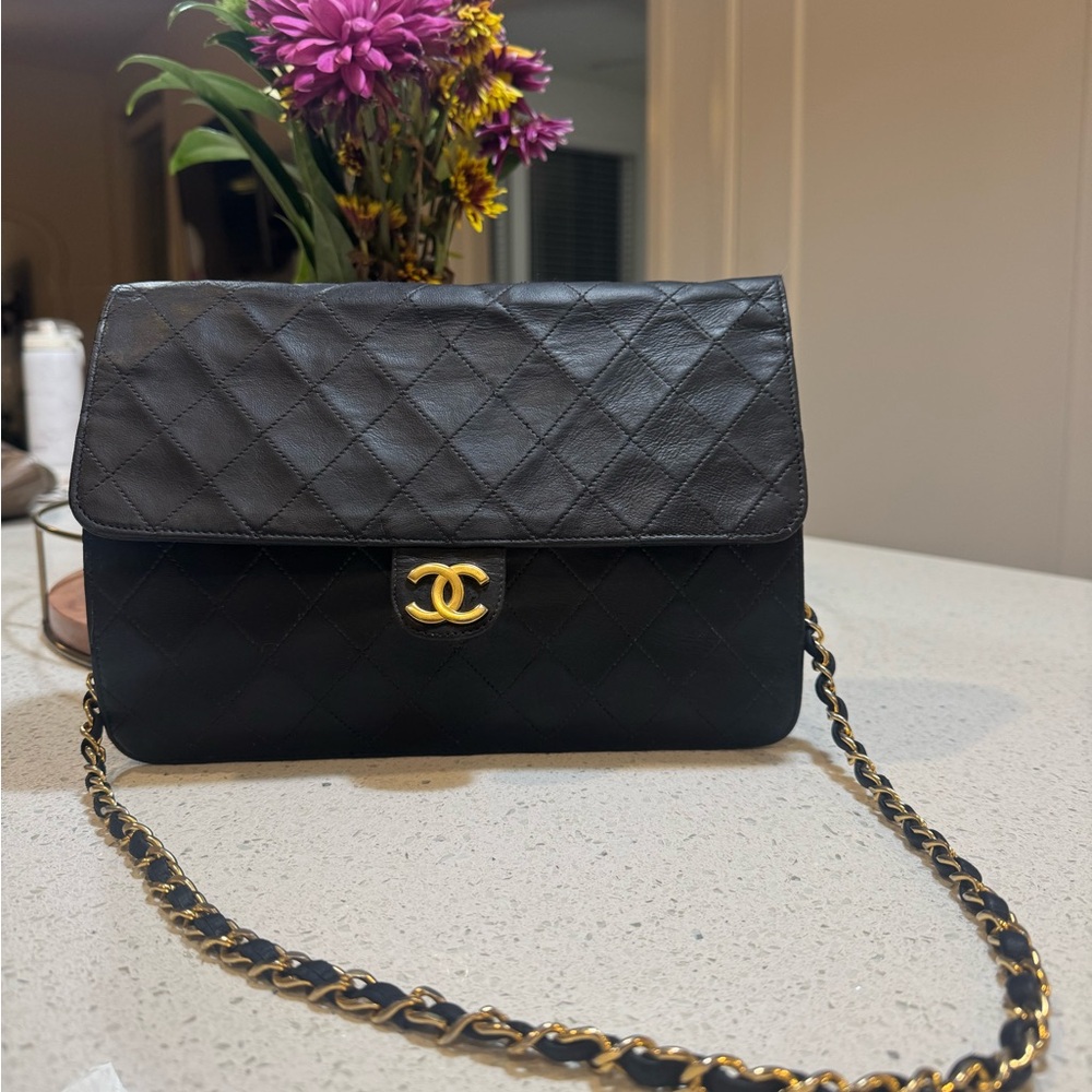 🛑 SOLD 🛑 Chanel Vintage Black Quilted Flap Shoulder Bag – Gold Chain Strap - Picture 1 of 17